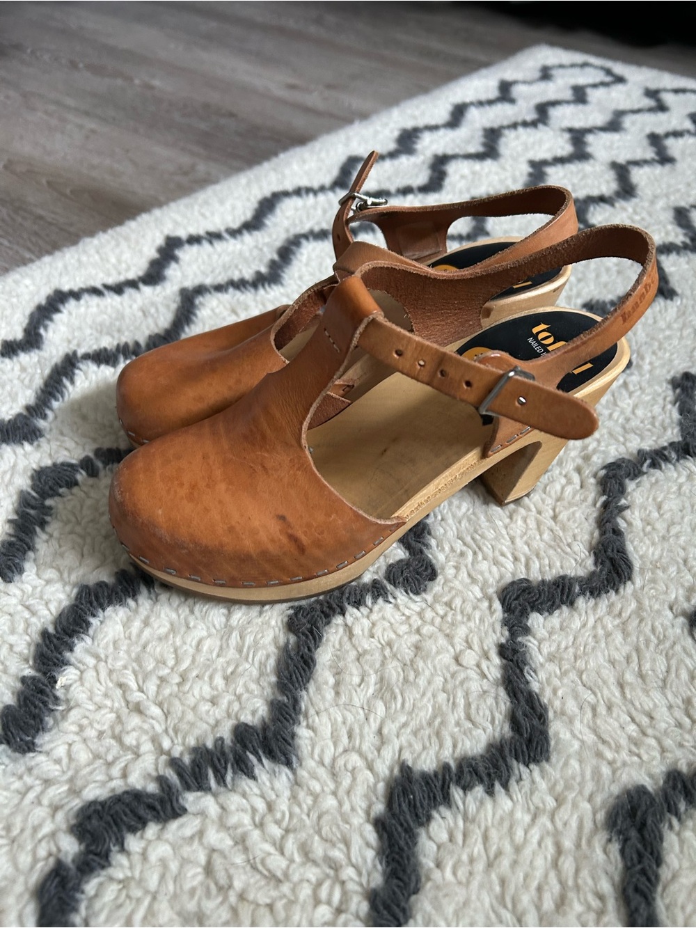 Swedish Hasbeens Tan Leather Closed-Toe Slingback Clogs - Picture 2 of 7